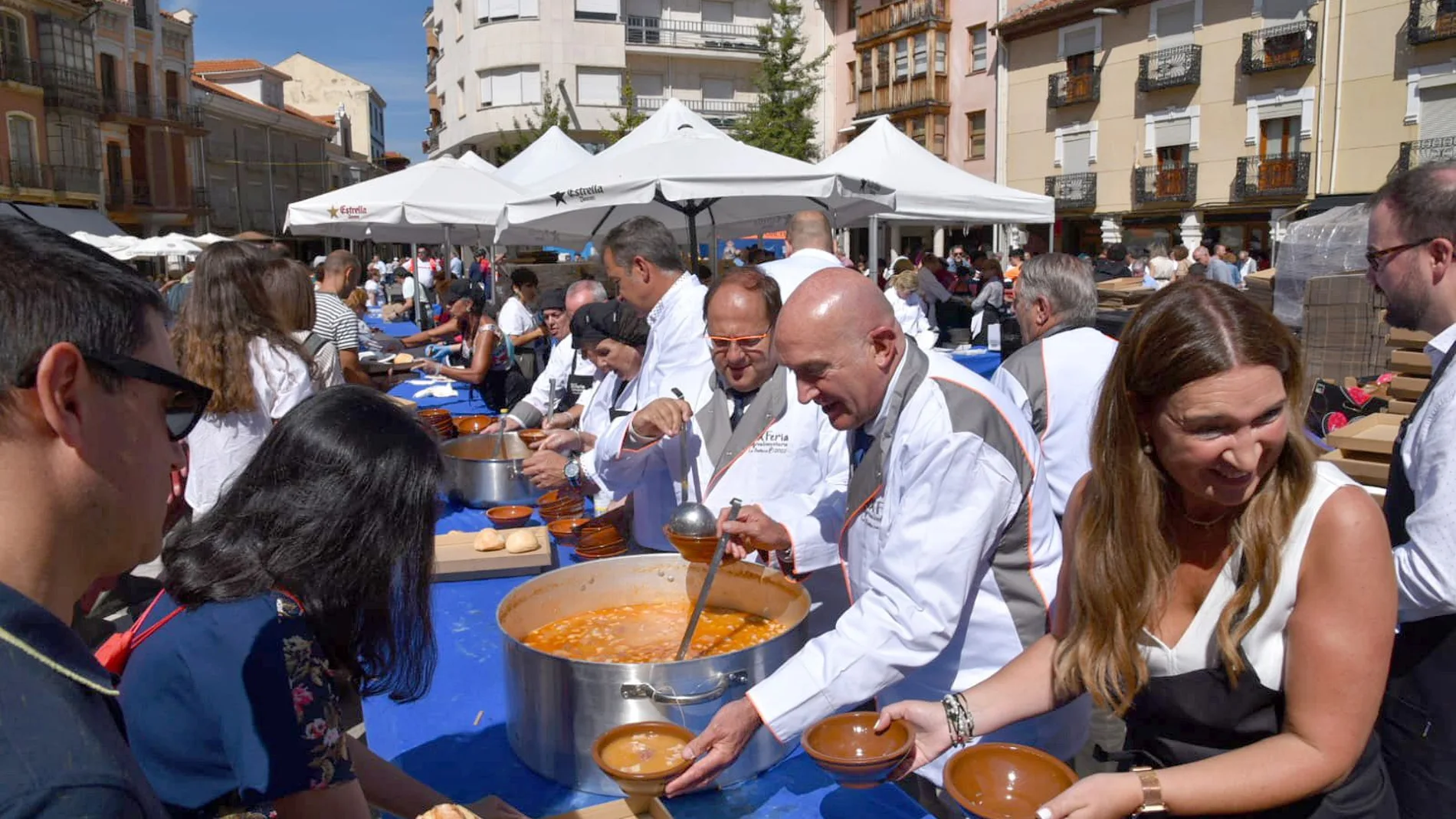 El consejero de la Presidencia, Jesús Julio Carnero, participa en la jornada festiva de la Alubiada de La Bañeza (León), repartiendo raciones dentro de su XIX Feria Agroalimentaria