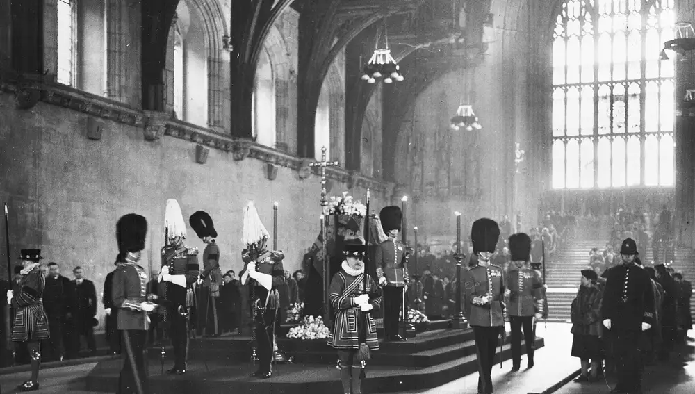 FILE - Ataúd del rey Jorge VI en Westminster Hall (AP Photo, File)