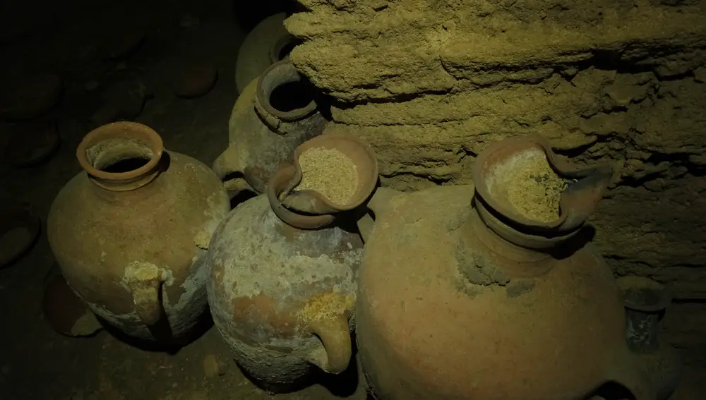 Israel descubre una cueva funeraria &quot;intacta&quot; de hace 3.300 años