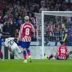 Una jugada del derbi entre Atlético y Real Madrid