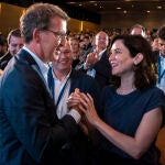 El líder del PP, Alberto Núñez Feijóo, y la presidenta de la Comunidad de Madrid, Isabel Diaz Ayuso, en la clausura de la XXV Interparlamentaria de su formación