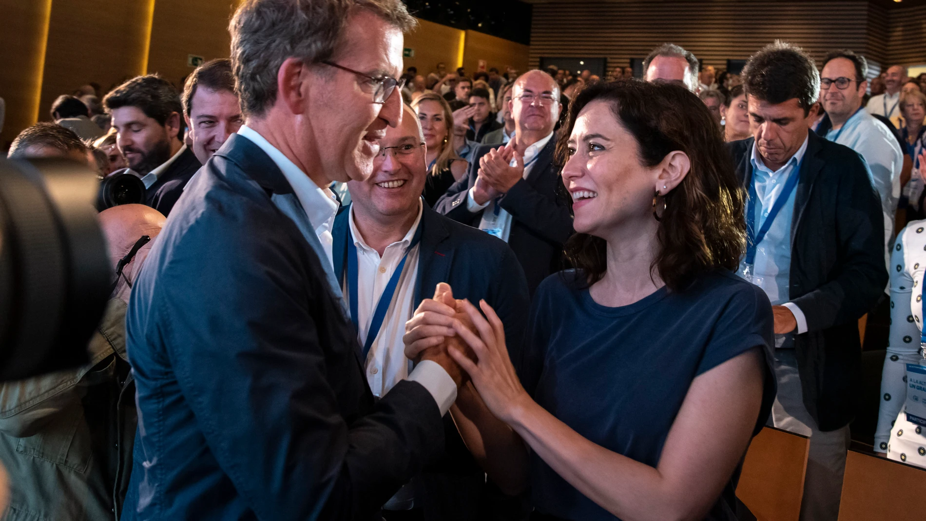 El líder del PP, Alberto Núñez Feijóo, y la presidenta de la Comunidad de Madrid, Isabel Diaz Ayuso, en la clausura de la XXV Interparlamentaria de su formación