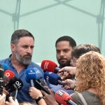 El presidente de Vox, Santiago Abascal (i), y el presidente de Vox en el Parlamento de Cataluña, Ignacio Gárriga. David Oller / Europa Press