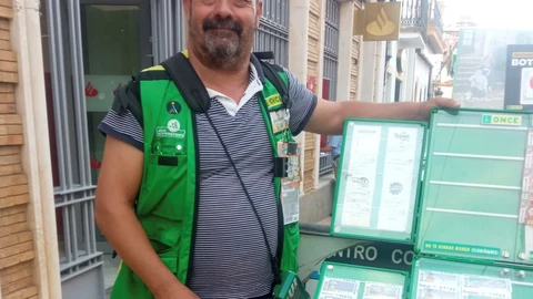 Alejandro Chamorro, vendedor de la ONCE que ha repartido el premio en Valverde del Camino (Huelva). ONCE
