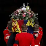 Los portadores del féretro llevan el féretro de la reina Isabel II con la corona Imperial de Estado descansando en la parte superior en la Capilla de San Jorge, en Windsor