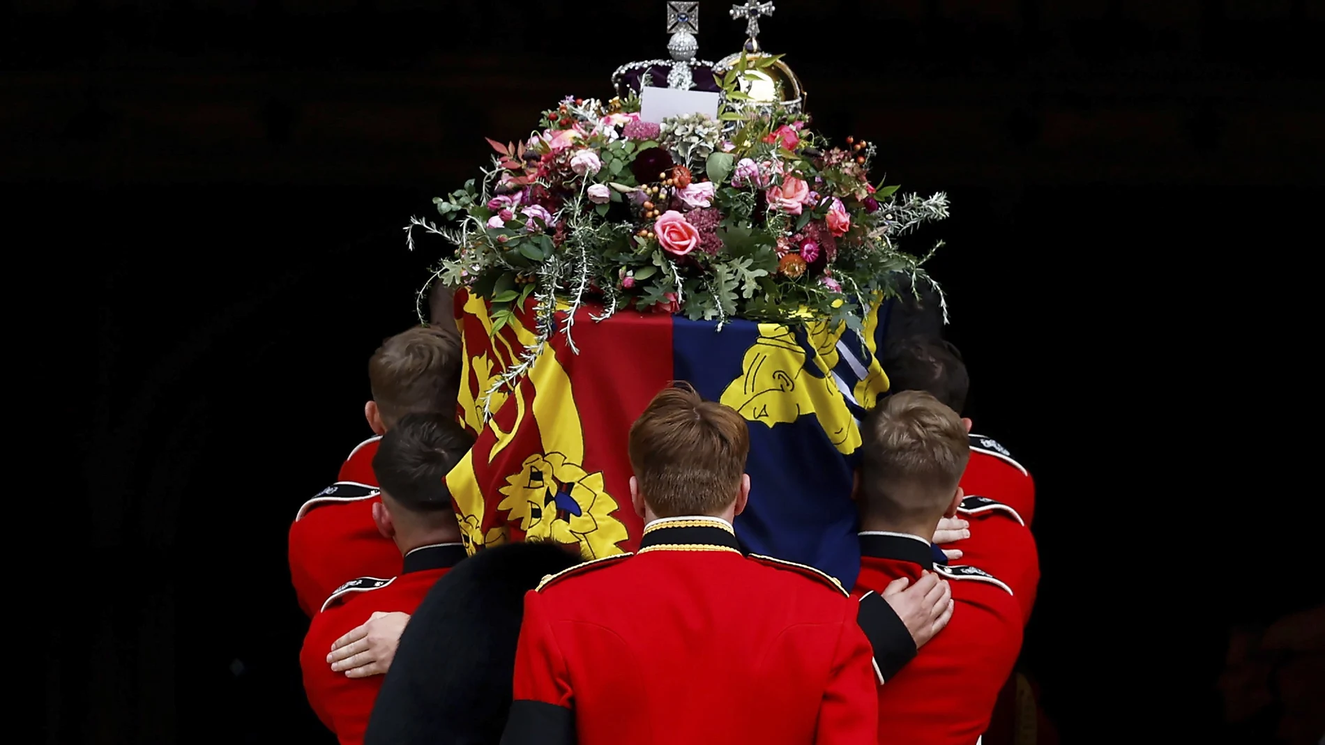 Los portadores del féretro llevan el féretro de la reina Isabel II con la corona Imperial de Estado descansando en la parte superior en la Capilla de San Jorge, en Windsor