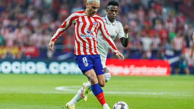 Antoine Griezmann con el Atlético frente al Real Madrid.