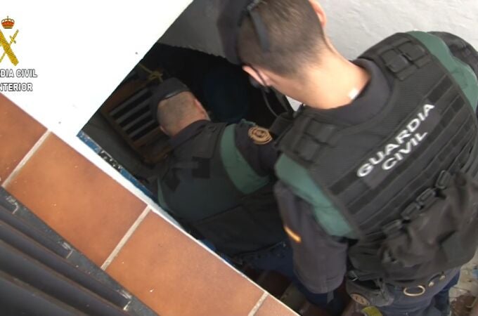 Detenido el prófugo que huyó de la Policía Local de Loja (Granada) con la ayuda de una muchedumbre violenta. GUARDIA CIVIL