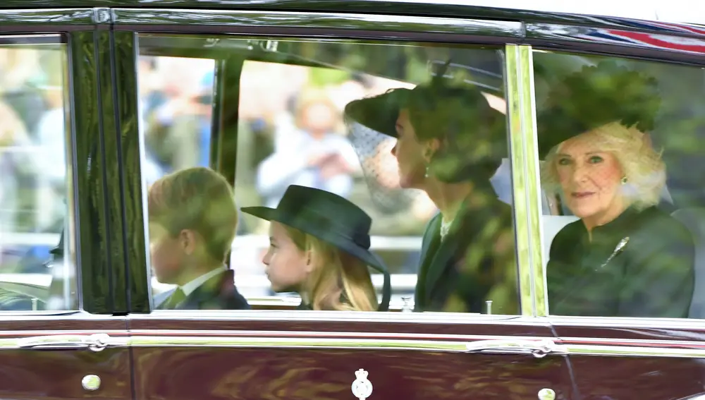 La princesa Carlota, el príncipe Jorge, la princesa de Gales y la reina consorte
