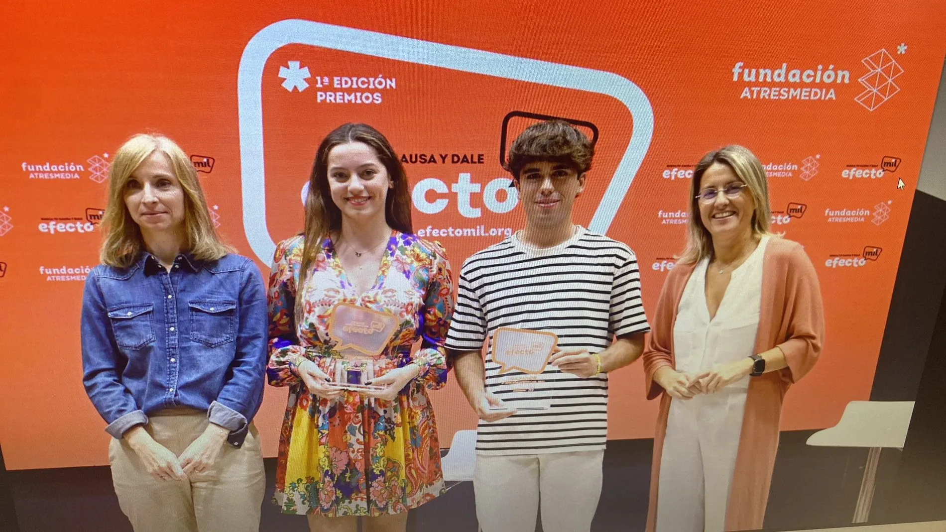 Adrián y María, los premiados, junto a Patricia Pérez y Susana Gato, de Fundación Atresmedia