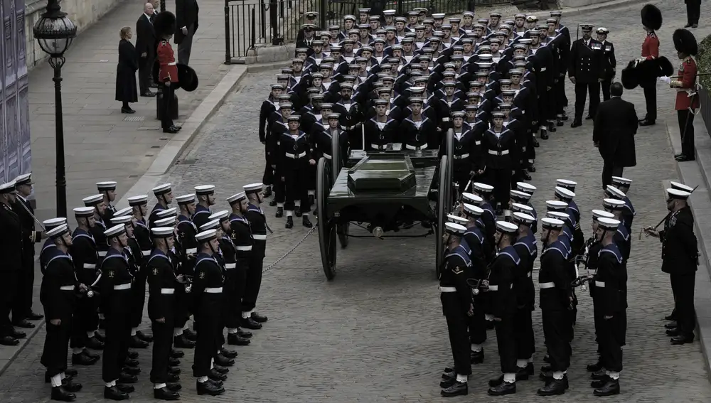 Un carro de combate tirado por soldados de la Marina Real es llevado a Westminster Hall para llevar el ataúd de la reina Isabel II para su servicio fúnebre en la Abadía de Westminster