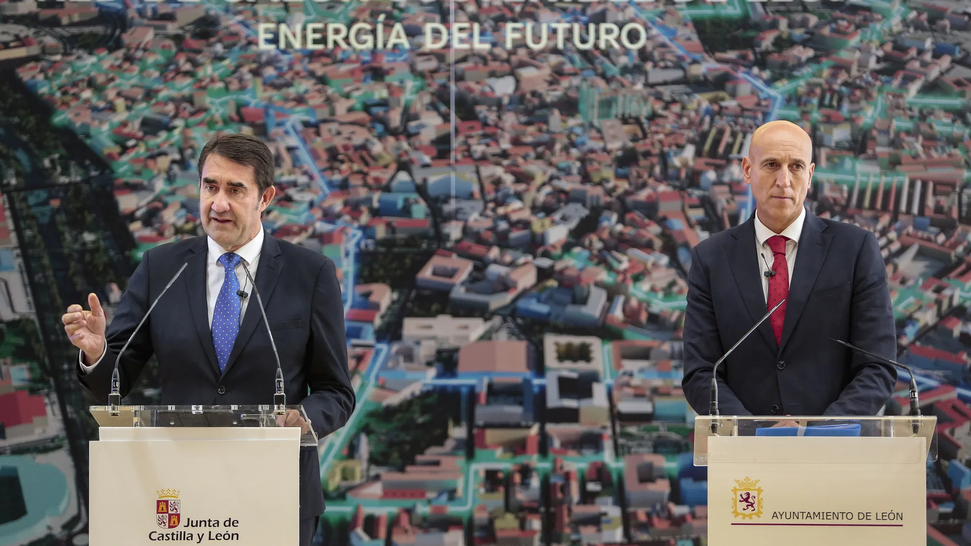 El consejero de Medio Ambiente, Vivienda y Ordenación del Territorio, Juan Carlos Suárez-Quiñones, y el alcalde de la capital leonesa, José Antonio Diez, presentan la Red de Calor de León