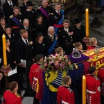 Felipe VI y Letizia se sientan junto a Juan Carlos I y Sofía en el funeral de Isabel II