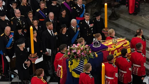 Felipe VI y Letizia se sientan junto a Juan Carlos I y Sofía en el funeral de Isabel II