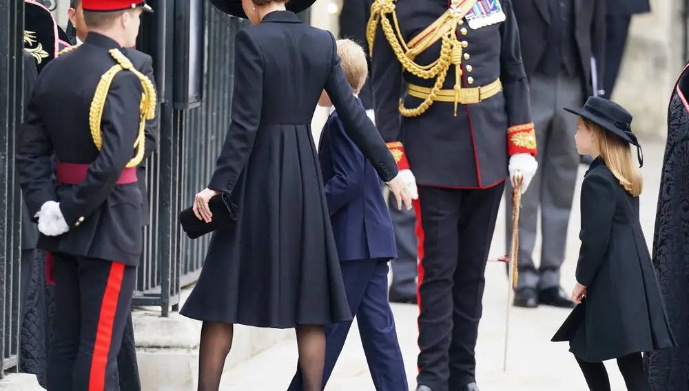 La princesa de Gales, junto a sus hijos al llegar a Westminster