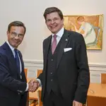 El líder conservador sueco, Ulf Kristersson (izda.), estrecha la mano del presidente del Parlamento, Andreas Norlén