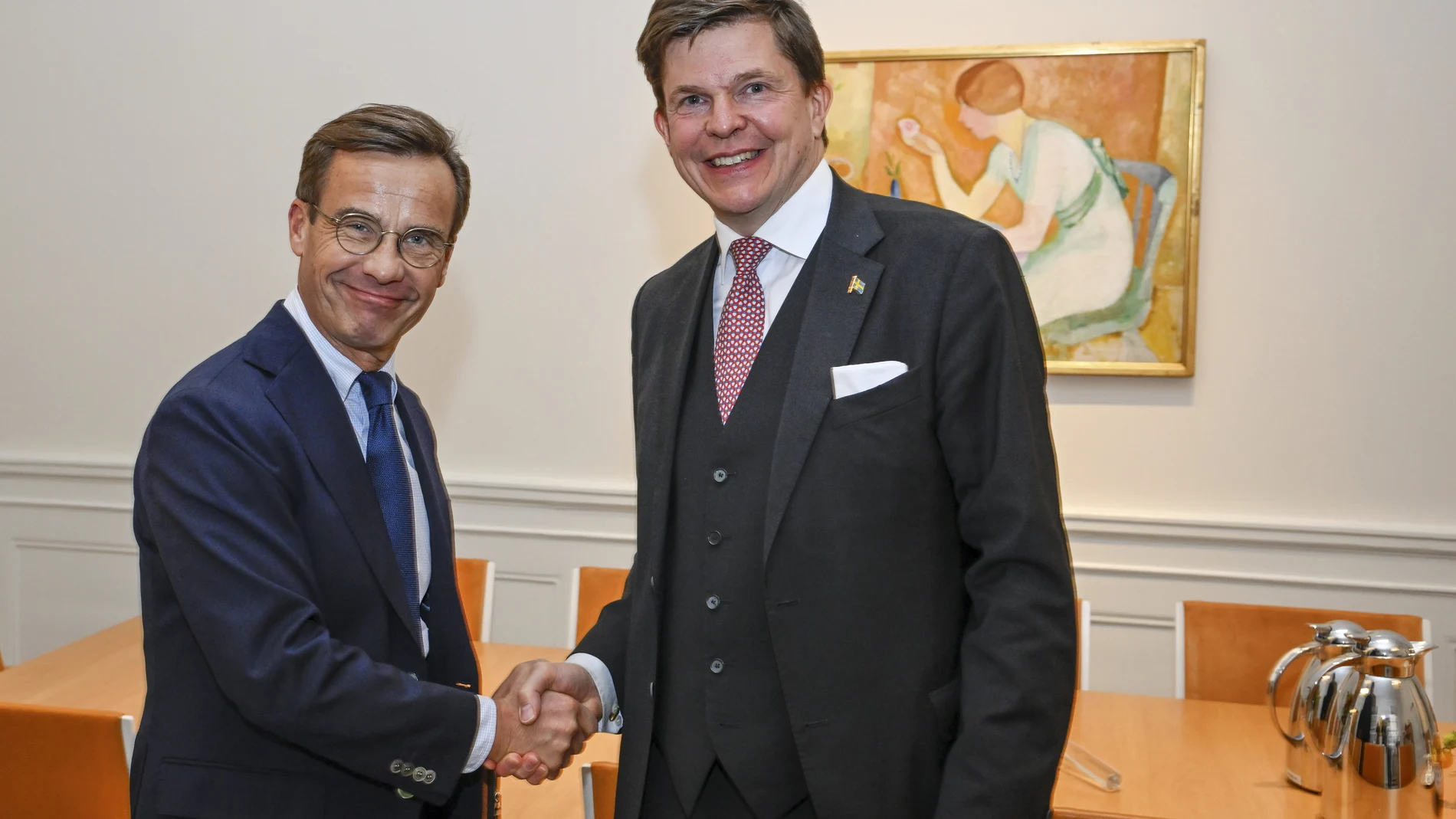 El líder conservador sueco, Ulf Kristersson (izda.), estrecha la mano del presidente del Parlamento, Andreas Norlén