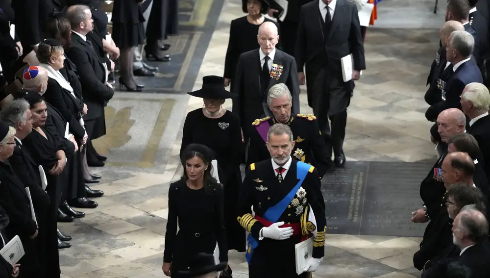 Los Reyes de España en el funeral de Isabel II.