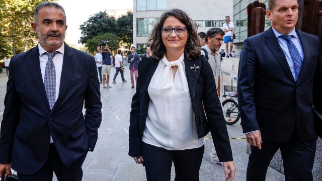 La exvicepresidenta, exportavoz y exconsellera de Igualdad y Políticas, Mónica Oltra, junto a sus abogados, Miguel Ferrer (i) y Daniel Sala (d), a su salida de un juicio en la Ciudad de la Justicia de Valencia