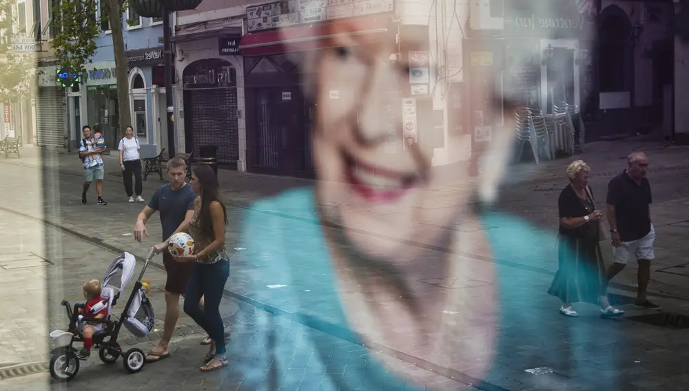 Ciudadanos pasean por Gibraltar el día del funeral del Isabel II