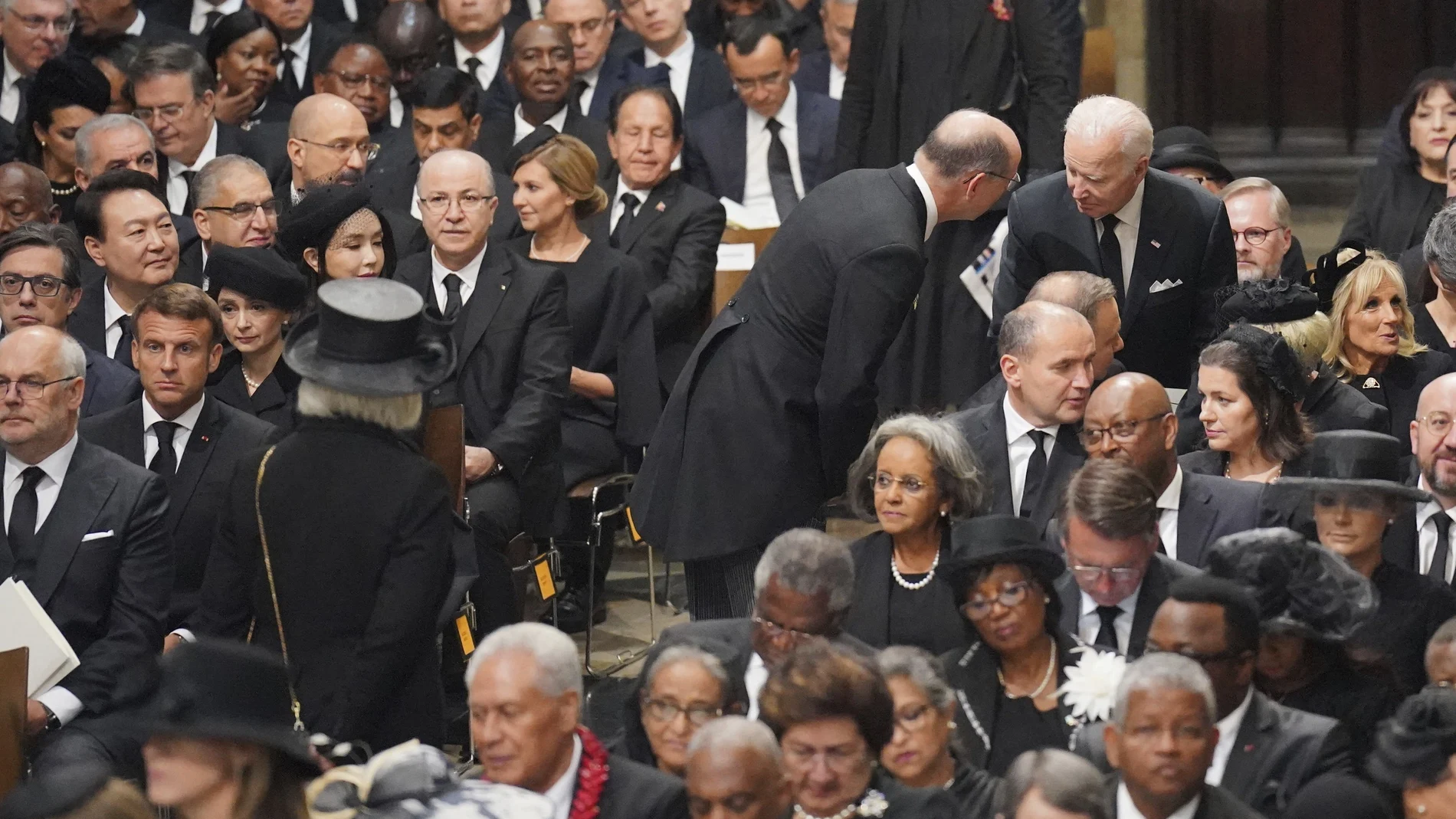 El presidente Joe Biden, a la derecha, toma asiento junto a su mujer a su llegada a la Abadía de Westminster