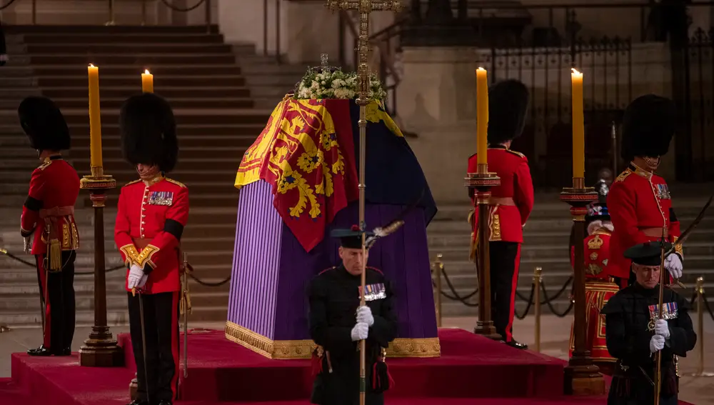 The coffin of Queen Elizabeth II during the last day of her funeral chapel at Westminster Hall, on September 19, 2022, in London (United Kingdom). Thousands of people have queued for hours during the five days that the chapel has been open to pay their last tribute to Queen Elizabeth II. Early this morning, the chapel was closed to begin preparations for the state funeral at Westminster Abbey, the largest gathering of world leaders so far in the 21st century. The King and Queen of Spain and the King and Queen Emeritus, Juan Carlos and Queen Sofia, coincided yesterday, Sunday, September 18, at the reception that the new King, Charles III, gave at Buckingham Palace. Finally, Elizabeth II, will be buried in the afternoon in St. George's Chapel, where after 11 days since her death on September 8, she will be laid to rest next to her husband and her parents.19 SEPTEMBER 2022;ISABEL II;QUEEN;LONDON;DEATH;FUNERALLorena Sopêna / Europa Press19/