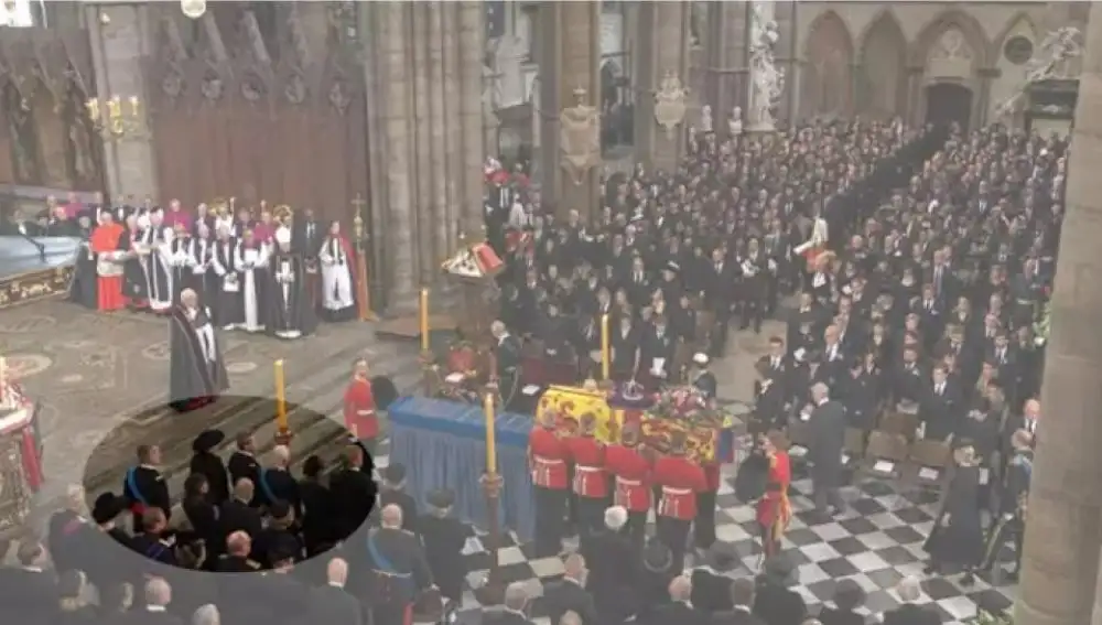 Los reyes de España Felipe VI y Letizia, sentados junto a los reyes eméritos, Juan Carlos y Sofía, en el funeral de Isabel II.