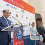 El presidente de los empresarios murcianos, José María Albarracín (i), interviene este lunes en el casino de Murcia en el acto de presentación del CEO Congress, el tercer fórum sobre liderazgo empresarial y directivo, que se celebrará en próximo 16 de noviembre.