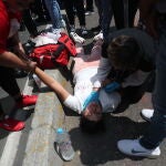 Una mujer es atendida por desmayo, al registrarse un sismo hoy en la Ciudad de México (México).