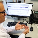El doctor Rocamora sostiene el dispositivo que se implanta al paciente para poder tener un control de sus crisis epilépticas a distancia