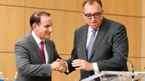 El consejero de Turismo, Cultura y Deporte, Arturo Bernal (d), saluda al presidente de la Confederación de Empresarios de Andalucía (CEA), Javier González de Lara