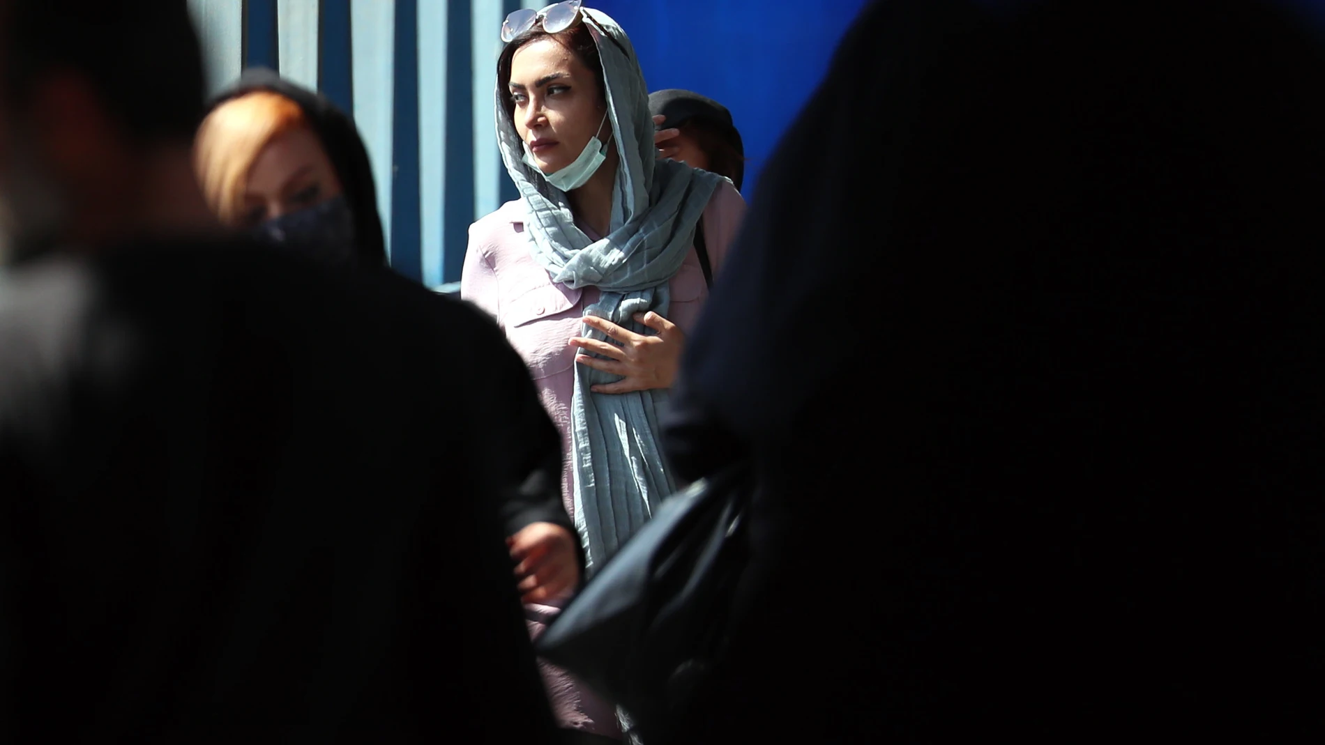 Mujeres iraníes pasan por una calle, en Teherán, Irán, este lunes