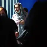 Mujeres iraníes pasan por una calle, en Teherán, Irán, este lunes