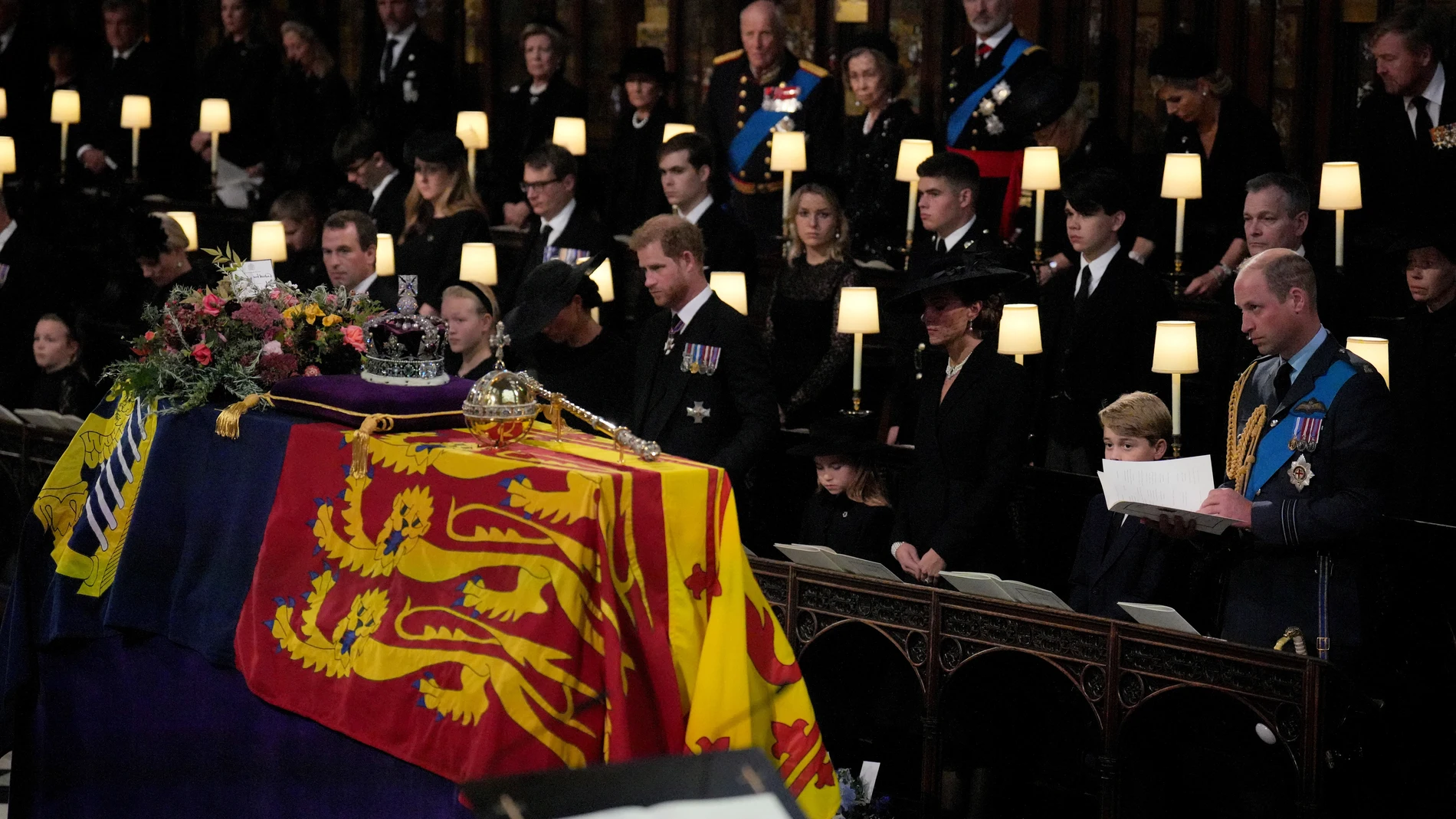 Miembros de la familia real permanecen junto al féretro de la reina Isabel II en la capilla de San Jorge del castillo de Windsor
