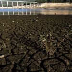 La tierra cuarteada que presenta el embalse de Lindoso, en Lobios, Orense, por la sequía que golpea al país
