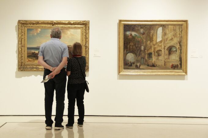 Dos personas disfrutan de una visita al Museo Carmen Thyssen de Málaga