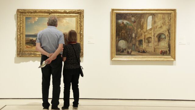 Dos personas disfrutan de una visita al Museo Carmen Thyssen de Málaga
