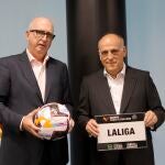 Juan Miguel Gómez, director de Fundación Trinidad Alfonso, junto a Javier Tebas, presidente de LaLiga