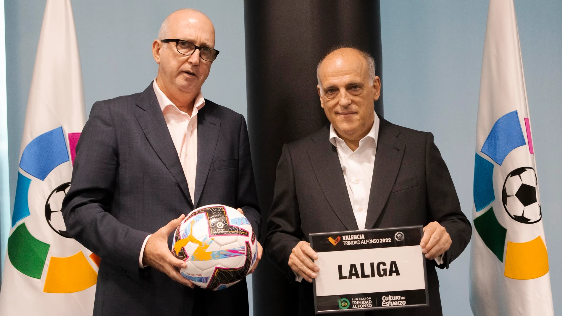 Juan Miguel Gómez, director de Fundación Trinidad Alfonso, junto a Javier Tebas, presidente de LaLiga