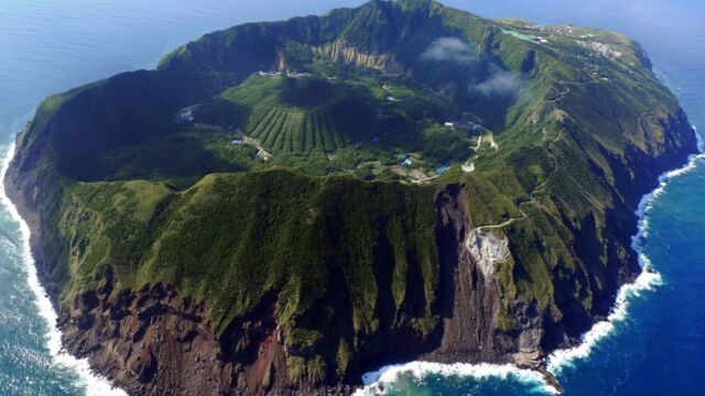 Vista aérea de Aogashima. Charly W. Karl