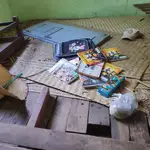 Libros y mochilas abandonados en la escuela que atacó el Ejército birmano en Let Yet Kone