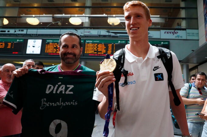 El base malagueño del Unicaja Alberto Díaz muestra la medalla tras proclamarse campeones de Europa en el Eurobasket 2022. EFE/Jorge Zapata