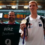 El base malagueño del Unicaja Alberto Díaz muestra la medalla tras proclamarse campeones de Europa en el Eurobasket 2022. EFE/Jorge Zapata