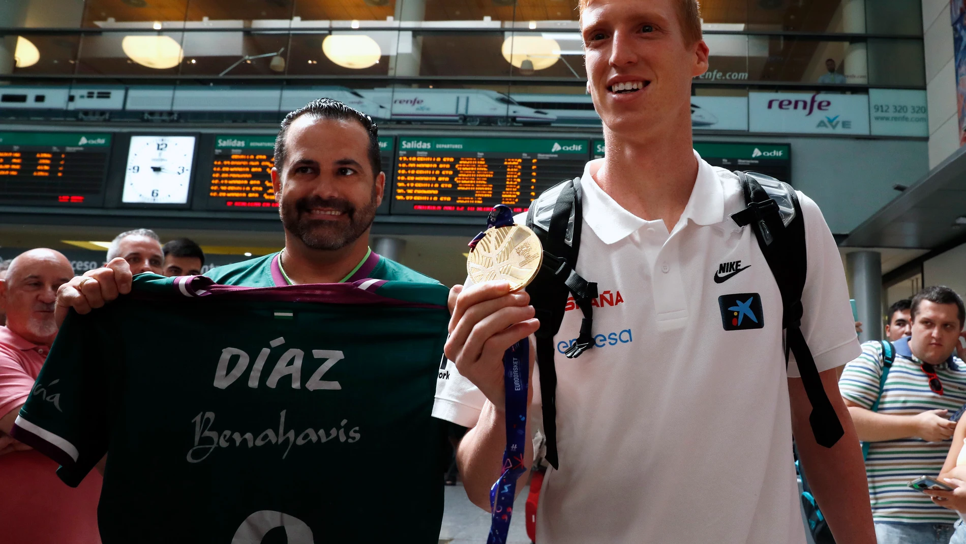 El base malagueño del Unicaja Alberto Díaz muestra la medalla tras proclamarse campeones de Europa en el Eurobasket 2022. EFE/Jorge Zapata