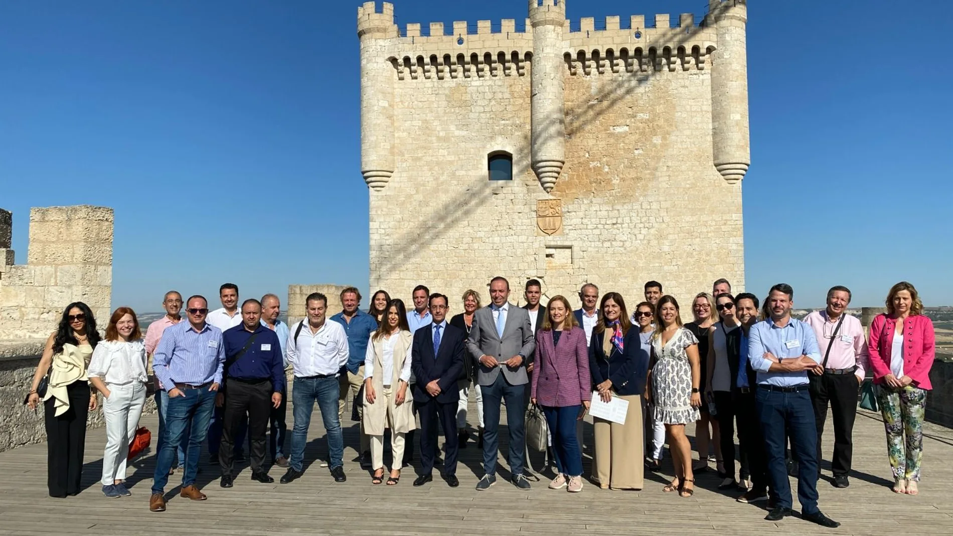 La misión comercial ha comenzado con una visita al castillo de Peñafiel, sede del Museo Provincial del Vino