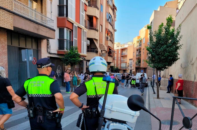 Los bomberos y la Policía Local de Jaén han desalojado en la mañana de este martes a decenas de vecinos del edificio número 3 y alrededores en la Avenida de las Cruces tras registrarse un escape de gas y al existir riesgo de deflagración. EFE/Ayuntamiento de Jaén