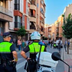 Los bomberos y la Policía Local de Jaén han desalojado en la mañana de este martes a decenas de vecinos del edificio número 3 y alrededores en la Avenida de las Cruces tras registrarse un escape de gas y al existir riesgo de deflagración. EFE/Ayuntamiento de Jaén