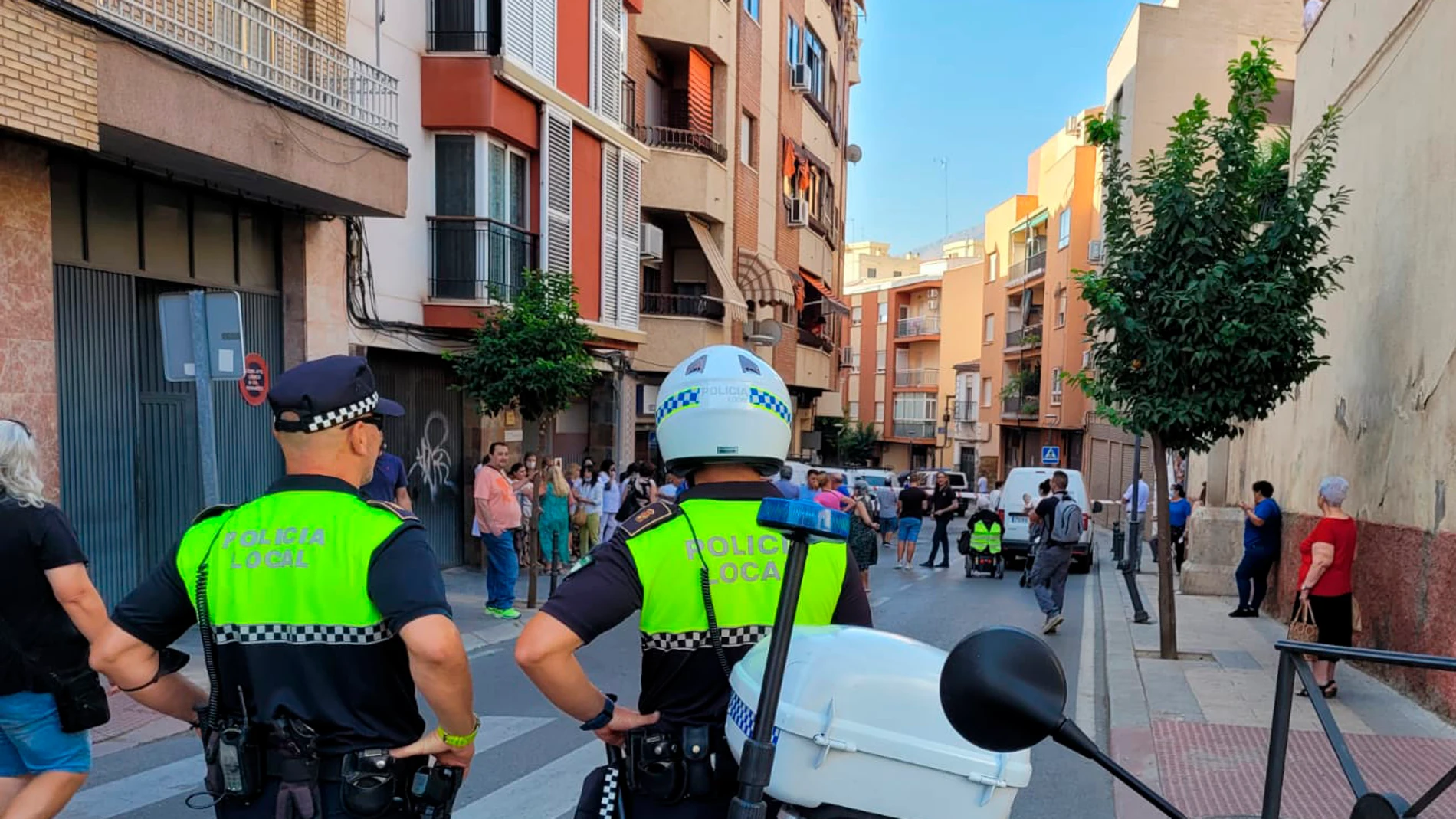 Los bomberos y la Policía Local de Jaén han desalojado en la mañana de este martes a decenas de vecinos del edificio número 3 y alrededores en la Avenida de las Cruces tras registrarse un escape de gas y al existir riesgo de deflagración. EFE/Ayuntamiento de Jaén