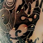 Área de la piel del tatuaje con lesiones de viruela del mono (flechas)