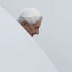 El papa Benedicto XVI sale de uno de los confesionarios instalados en el parque del Retiro de Madrid donde confesó a varios jóvenes en el marco de la Jornada Mundial de la Juventud (JMJ)